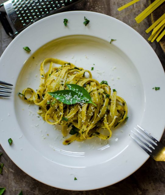 GUARDA COME MANGIA E CAPIRAI CHI È: 4 COMPORTAMENTI DA OSSERVARE A TAVOLA